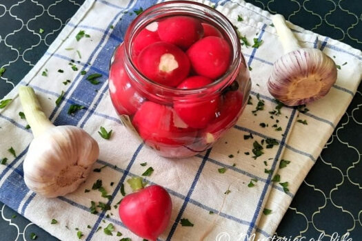 Kiszone rzodkiewki z czosnkiem w słoiku – przepis domowy.