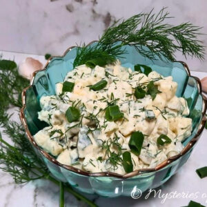 Zielona sałatka ziemniaczana z czosnkiem, koperkiem, pietruszką oraz szczypiorkiem.