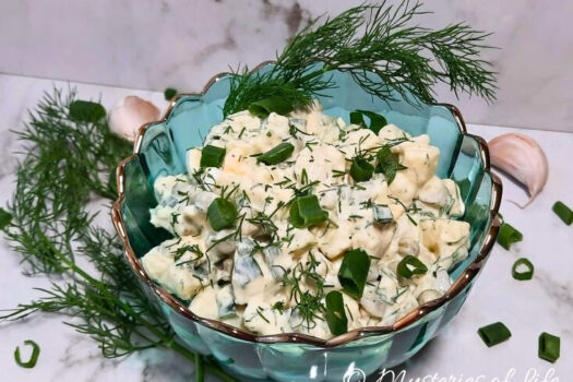 Zielona sałatka ziemniaczana z czosnkiem, koperkiem, pietruszką oraz szczypiorkiem.