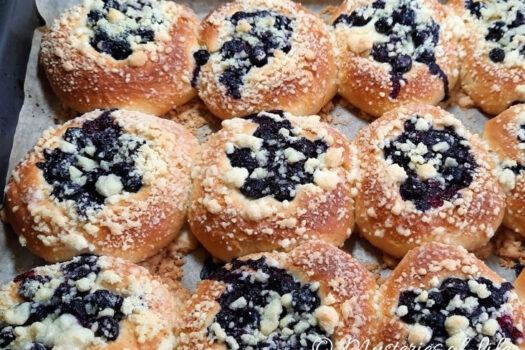 Domowe drożdżówki z borówkami - przepis