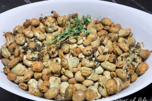 Przepis na pieczony bób z tymiankiem i czosnkiem – gotowe danie