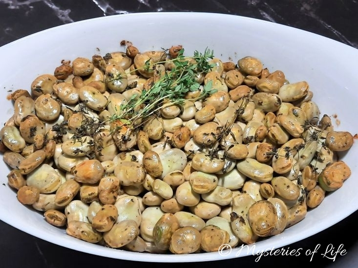 Przepis na pieczony bób z tymiankiem i czosnkiem – gotowe danie