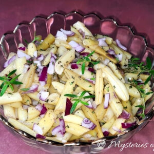 Letnia sałatka z żółtej fasolki szparagowej, z dodatkiem cebulki i świeżych ziół, w salaterce