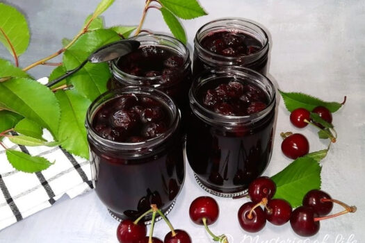 Wiśnie w syropie w słoikach