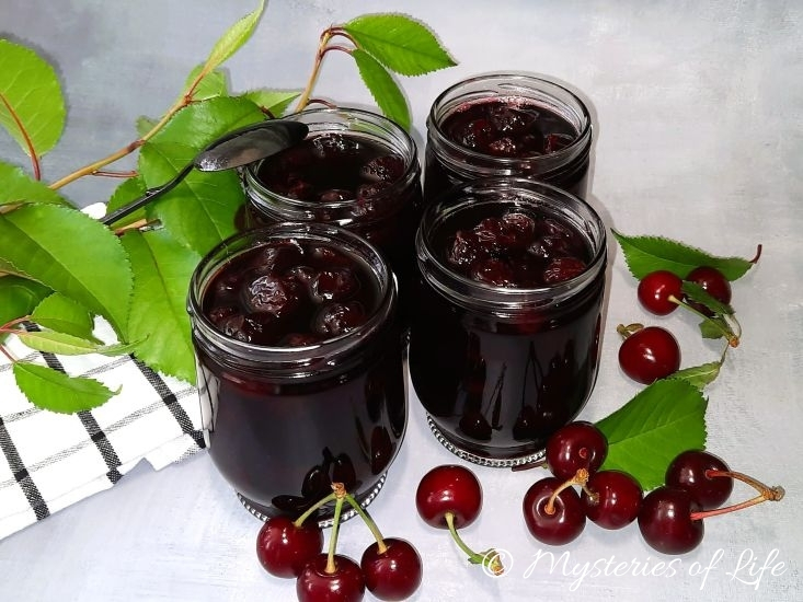 Wiśnie w syropie w słoikach