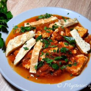 "Flaczki" bez mięsa - omlet w sosie pomidorowym