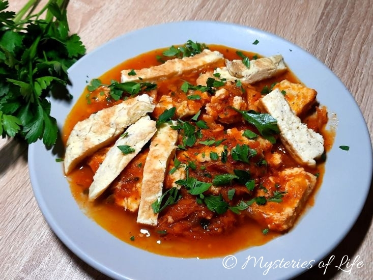 "Flaczki" bez mięsa - omlet w sosie pomidorowym