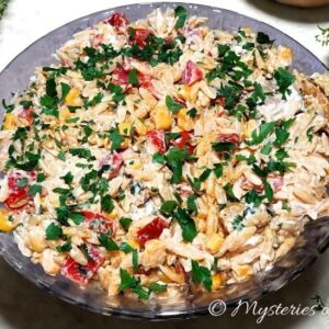 Kolorowa sałatka z papryką, kurczakiem i makaronem z tymiankiem i pietruszką.