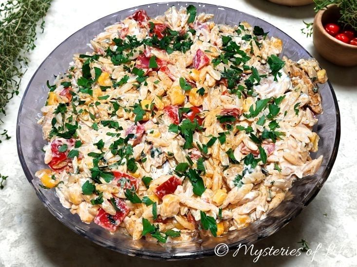 Kolorowa sałatka z papryką, kurczakiem i makaronem z tymiankiem i pietruszką.