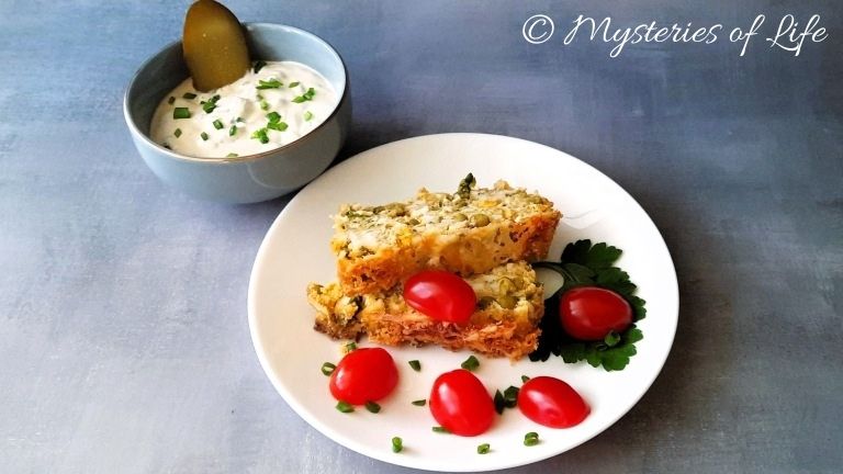 Pasztet jajeczny podany z sosem i pomidorkami koktajlowymi